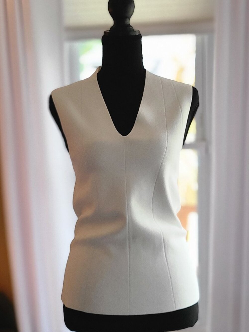 White House Black Market Ivory V-Neck Tank | Size M | NWT